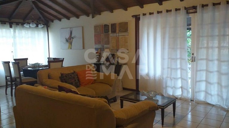Linda casa em condomínio, com 4 quartos sendo 2 suítes em Pr