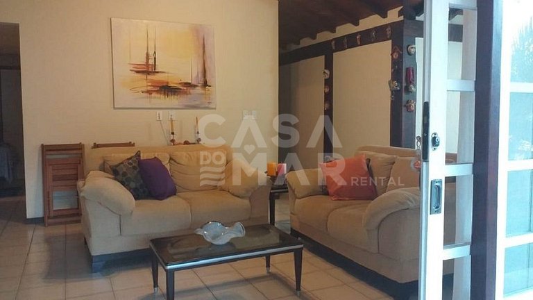 Linda casa em condomínio, com 4 quartos sendo 2 suítes em Pr
