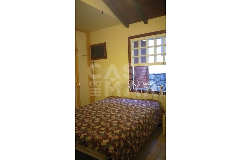 Linda casa em condomínio, com 4 quartos sendo 2 suítes em Pr