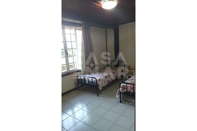 Linda casa em condomínio, com 4 quartos sendo 2 suítes em Pr