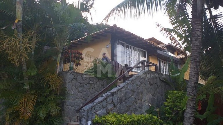Linda casa em condomínio, com 4 quartos sendo 2 suítes em Pr