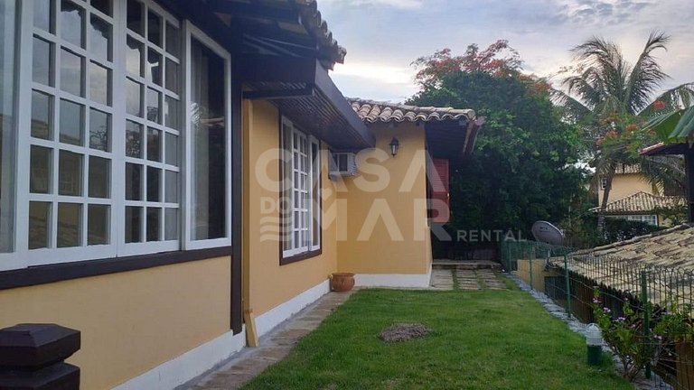 Linda casa em condomínio, com 4 quartos sendo 2 suítes em Pr