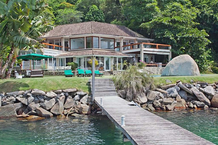 Belíssima casa frente mar, com cinco suítes em Condomínio Pi