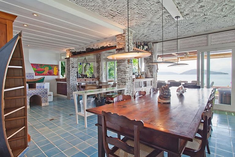 Belíssima casa frente mar, com cinco suítes em Condomínio Pi