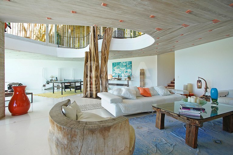 Spectacular mansion with six suites, with panoramic views of