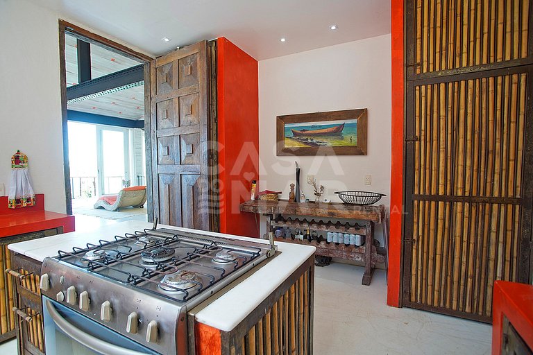 Spectacular mansion with six suites, with panoramic views of