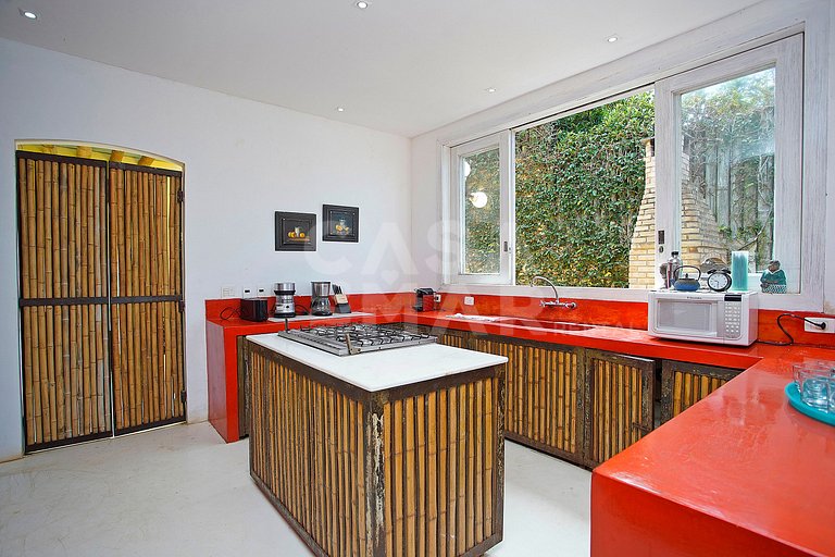 Spectacular mansion with six suites, with panoramic views of