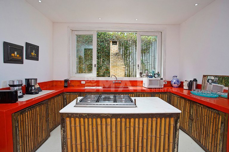 Spectacular mansion with six suites, with panoramic views of