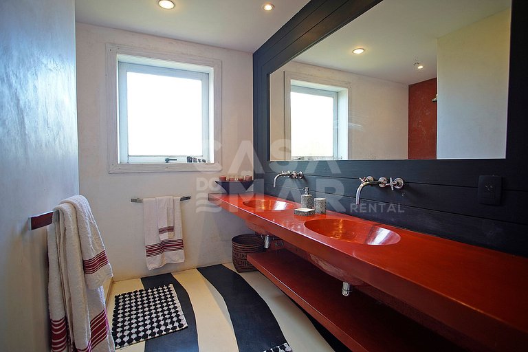 Spectacular mansion with six suites, with panoramic views of