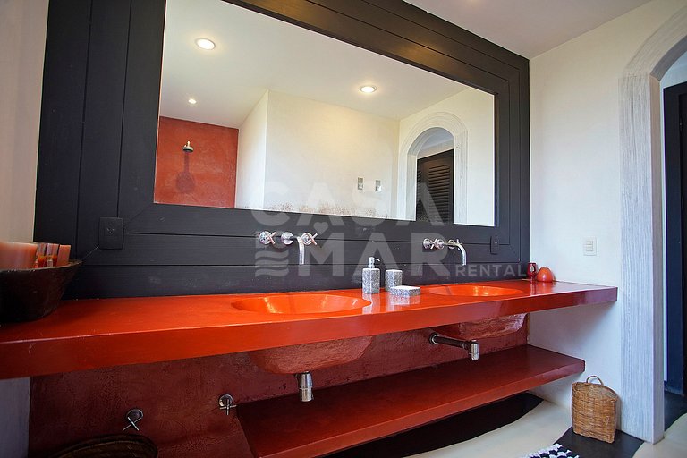 Spectacular mansion with six suites, with panoramic views of
