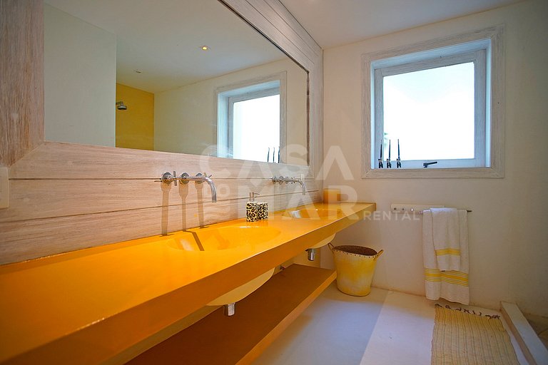 Spectacular mansion with six suites, with panoramic views of