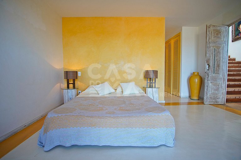 Spectacular mansion with six suites, with panoramic views of