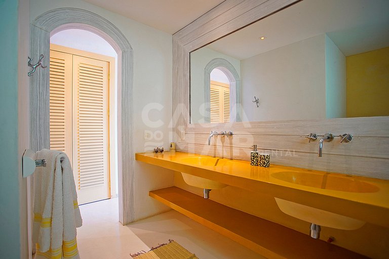 Spectacular mansion with six suites, with panoramic views of