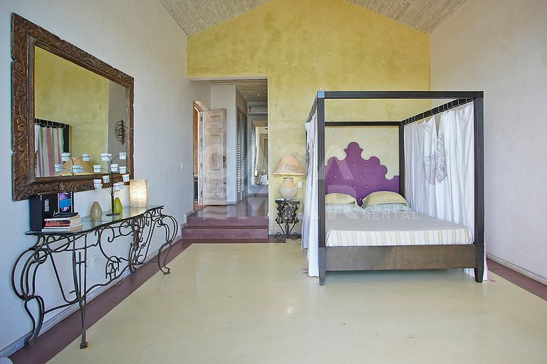 Spectacular mansion with six suites, with panoramic views of