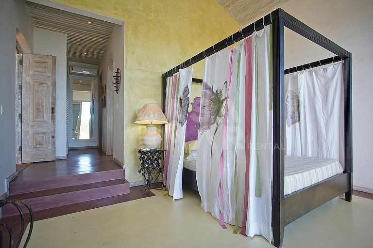 Spectacular mansion with six suites, with panoramic views of