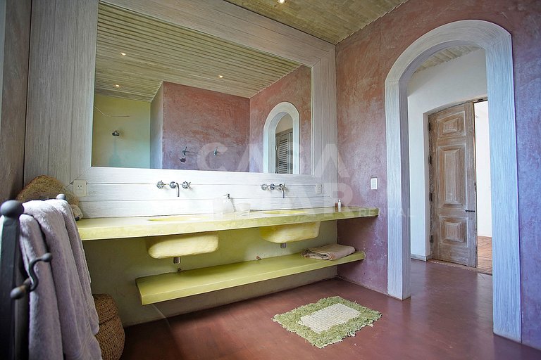 Spectacular mansion with six suites, with panoramic views of