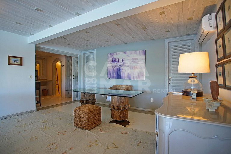 Spectacular mansion with six suites, with panoramic views of
