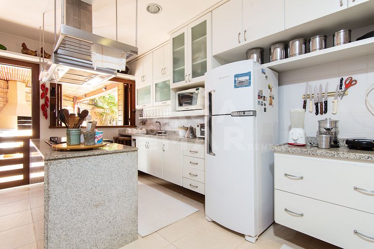 Beautiful house, with 4 suites, located in Manguinhos in Con