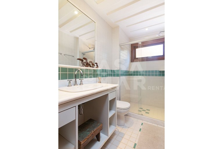 Beautiful house, with 4 suites, located in Manguinhos in Con