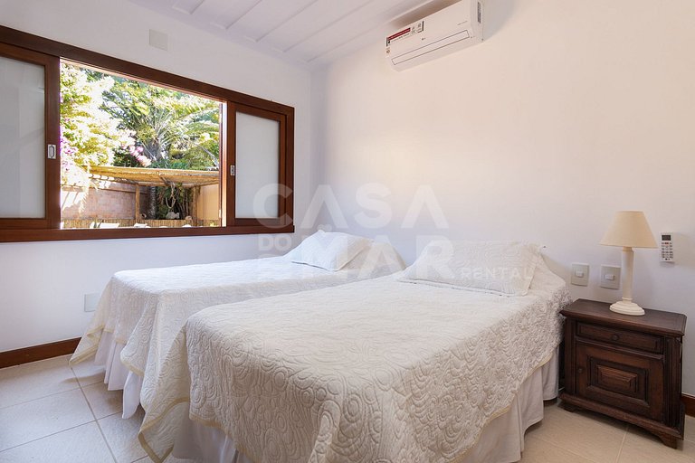 Linda casa, com 4 suítes, localizada em Manguinhos em Condom