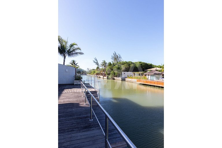 Excelente casa com 4 suítes, todas climatizadas, em frente a