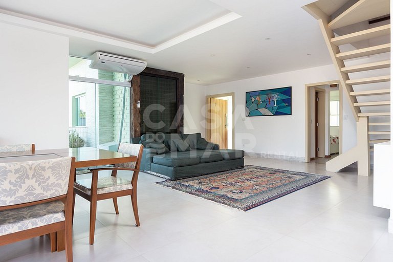 Excelente casa com 4 suítes, todas climatizadas, em frente a