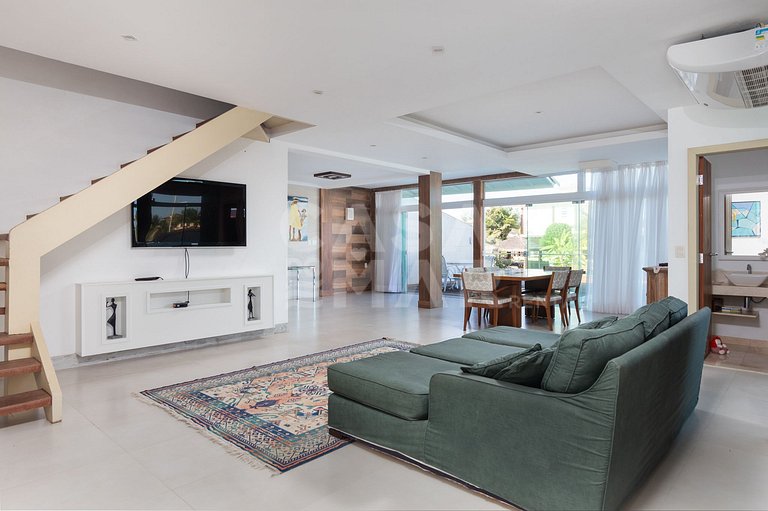 Excelente casa com 4 suítes, todas climatizadas, em frente a