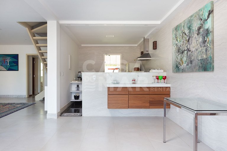 Excelente casa com 4 suítes, todas climatizadas, em frente a
