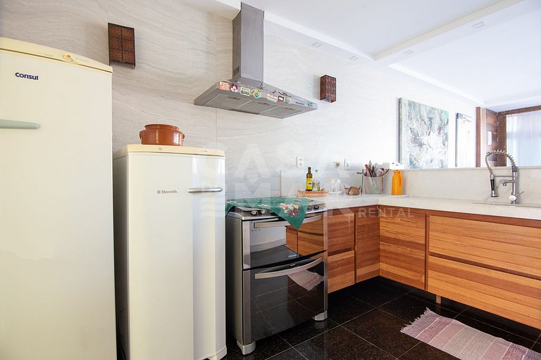 Excelente casa com 4 suítes, todas climatizadas, em frente a