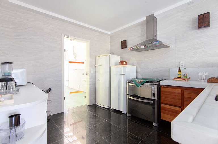 Excelente casa com 4 suítes, todas climatizadas, em frente a