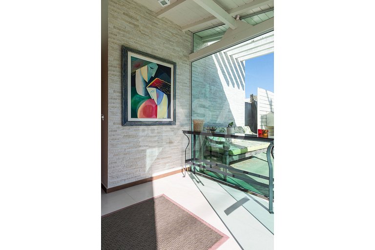 Excelente casa com 4 suítes, todas climatizadas, em frente a
