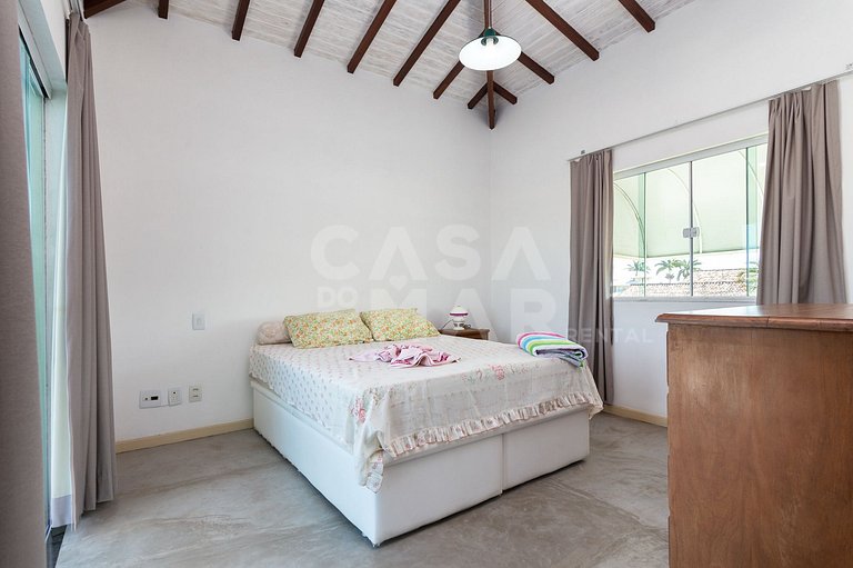 Excelente casa com 4 suítes, todas climatizadas, em frente a