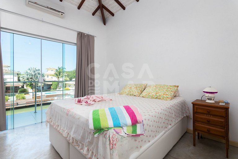 Excelente casa com 4 suítes, todas climatizadas, em frente a