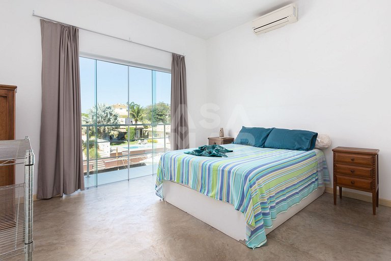 Excelente casa com 4 suítes, todas climatizadas, em frente a