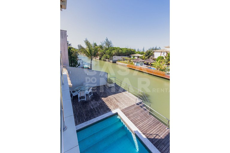 Excelente casa com 4 suítes, todas climatizadas, em frente a