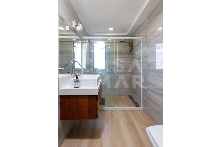 Excelente casa com 4 suítes, todas climatizadas, em frente a