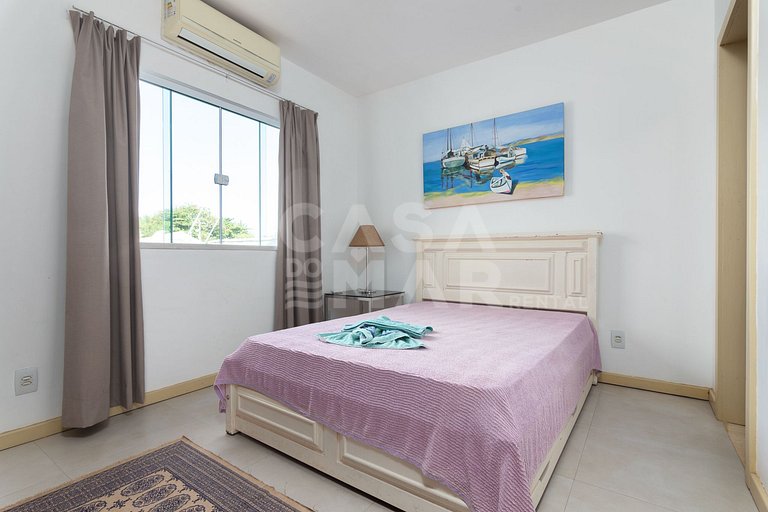 Excelente casa com 4 suítes, todas climatizadas, em frente a