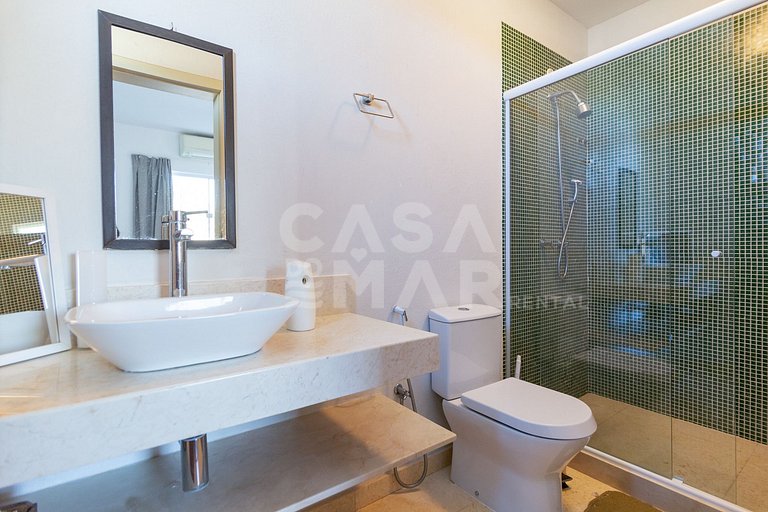 Excelente casa com 4 suítes, todas climatizadas, em frente a