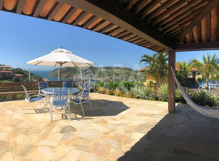 Linda casa com cinco suítes, com privacidade e vista magnífi