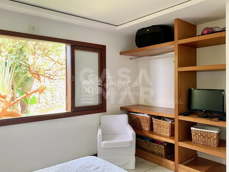 Linda casa com cinco suítes, com privacidade e vista magnífi