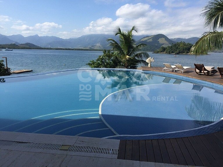 Linda casa em condomínio com 7 suítes, com vista linda do ma