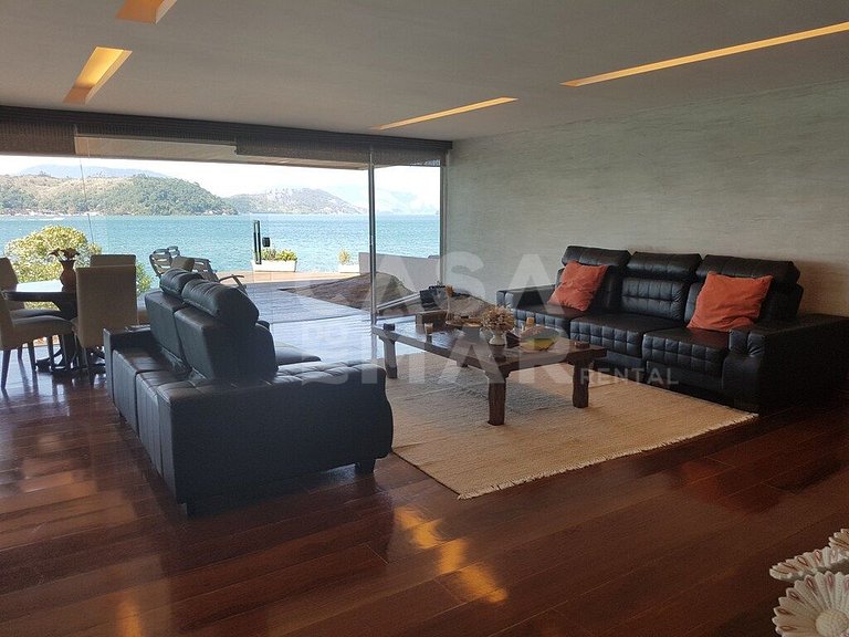 Linda casa em condomínio com 7 suítes, com vista linda do ma