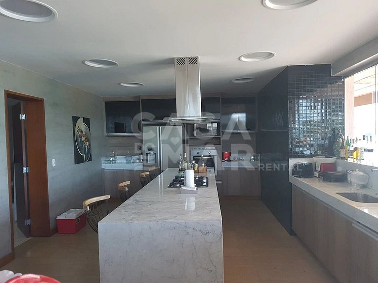 Linda casa em condomínio com 7 suítes, com vista linda do ma