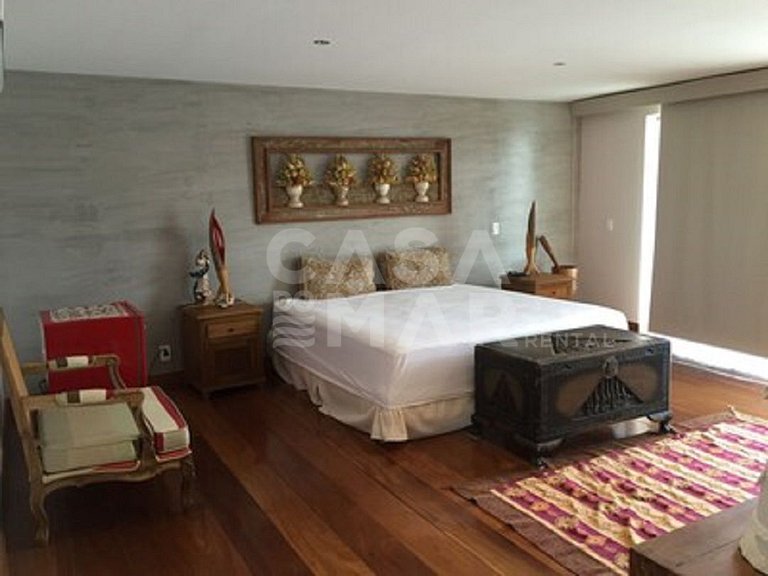 Linda casa em condomínio com 7 suítes, com vista linda do ma