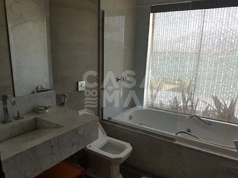 Linda casa em condomínio com 7 suítes, com vista linda do ma