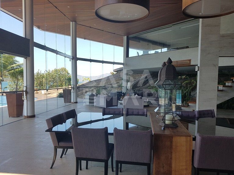 Linda casa em condomínio com 7 suítes, com vista linda do ma