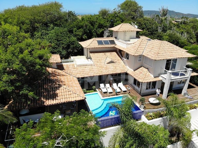 Espetacular casa composta de seis suítes em condomínio local