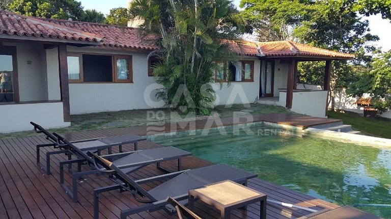 Beautiful house with five suites, located in Ferradura Beach
