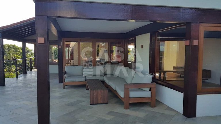Beautiful house with five suites, located in Ferradura Beach