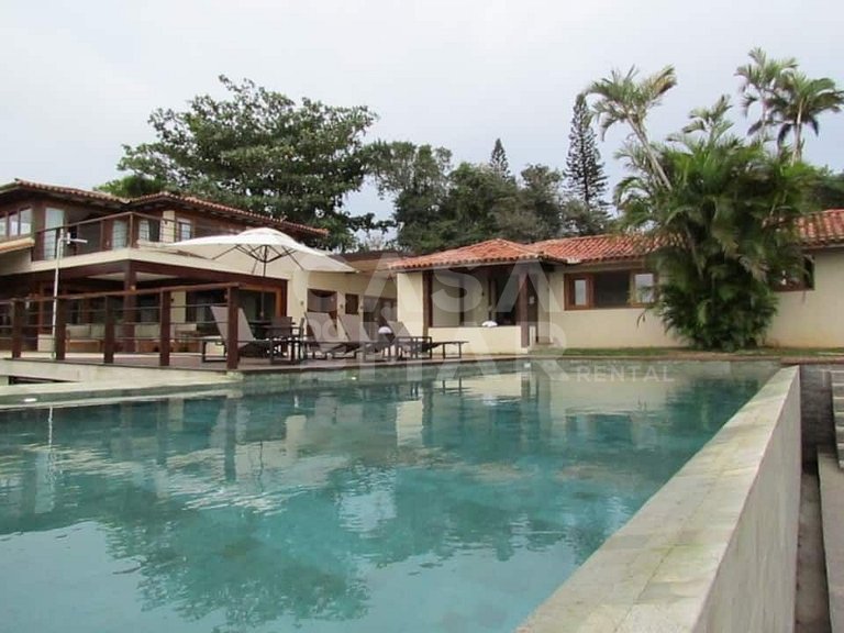 Linda casa com cinco suítes, localizada na Praia da Ferradur